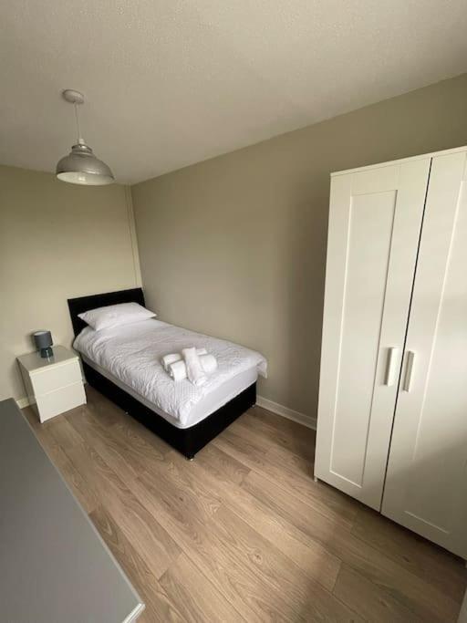 Home In Wirral - Peaceful Contemporary Gem. 외부 사진