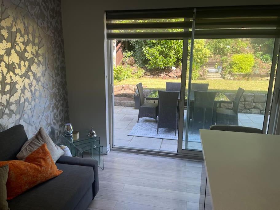 Home In Wirral - Peaceful Contemporary Gem. 외부 사진
